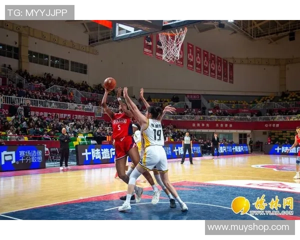 队友奋力飞扑姚明瞬间展现团队精神与篮球魅力的完美结合