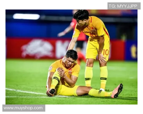 友谊赛激战：多特蒙德绝杀那不勒斯引发争议判罚全场沸腾